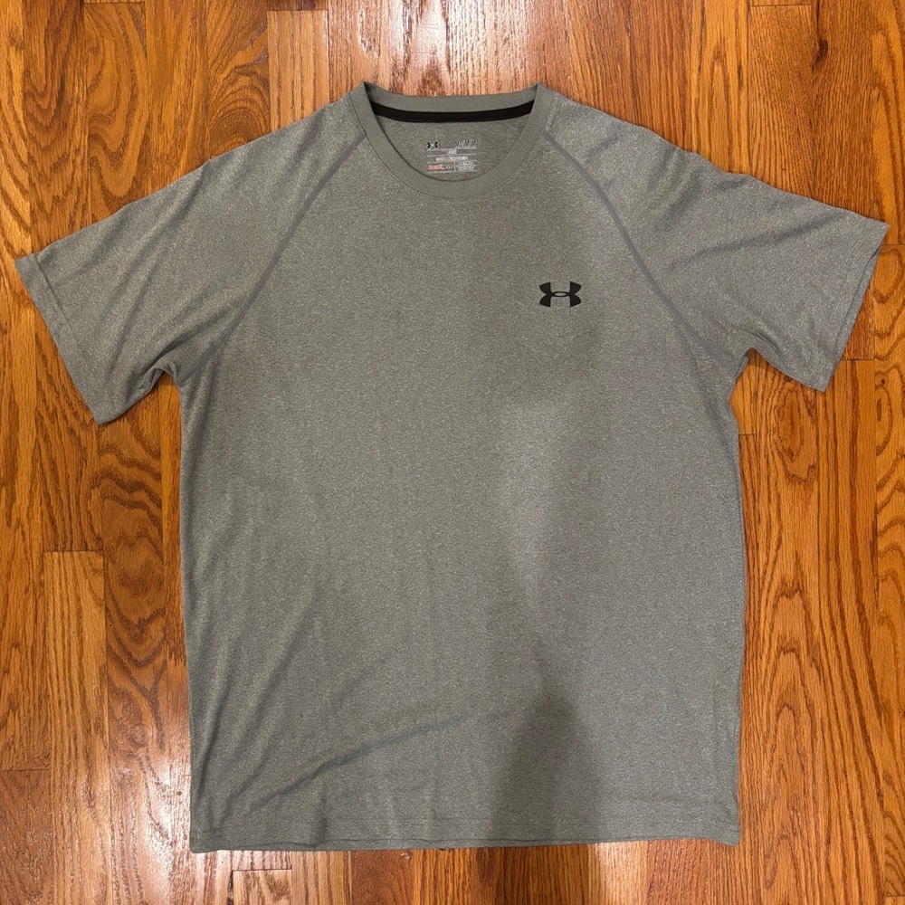 Under Armour Loose Fit gray short sleeve t-shirt